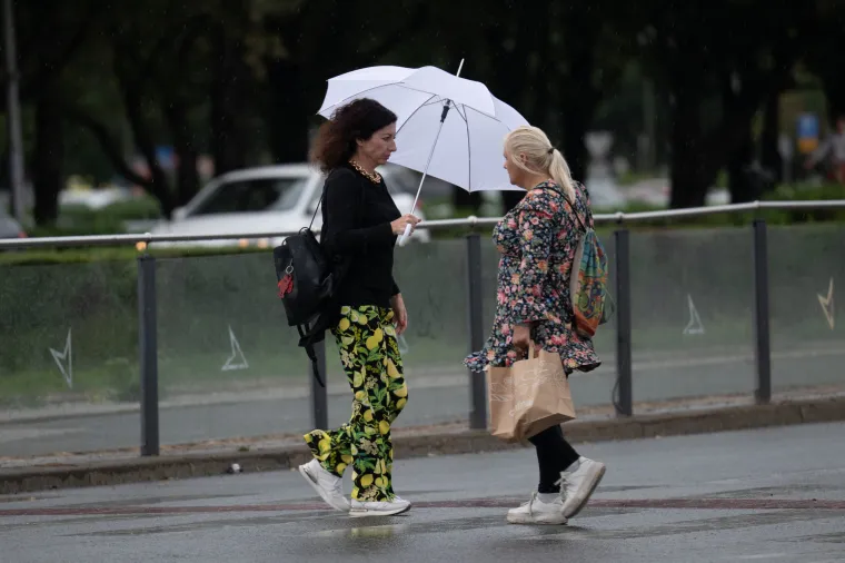 U moru ki&scaron;obrana istaknula se ona: Zagrepčanka u bijeloj suknji i crno-bijelim &scaron;tiklama pravi je modni pogodak