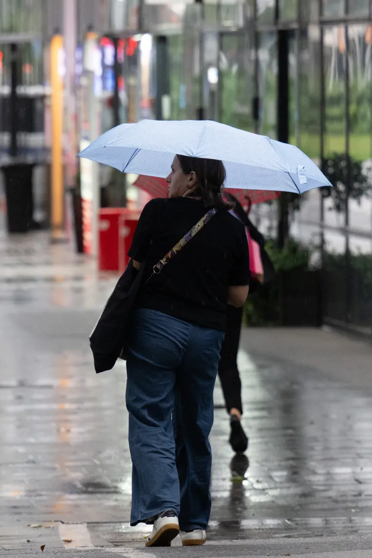 U moru ki&scaron;obrana istaknula se ona: Zagrepčanka u bijeloj suknji i crno-bijelim &scaron;tiklama pravi je modni pogodak