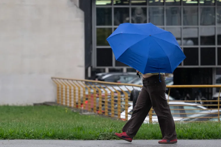 U moru ki&scaron;obrana istaknula se ona: Zagrepčanka u bijeloj suknji i crno-bijelim &scaron;tiklama pravi je modni pogodak