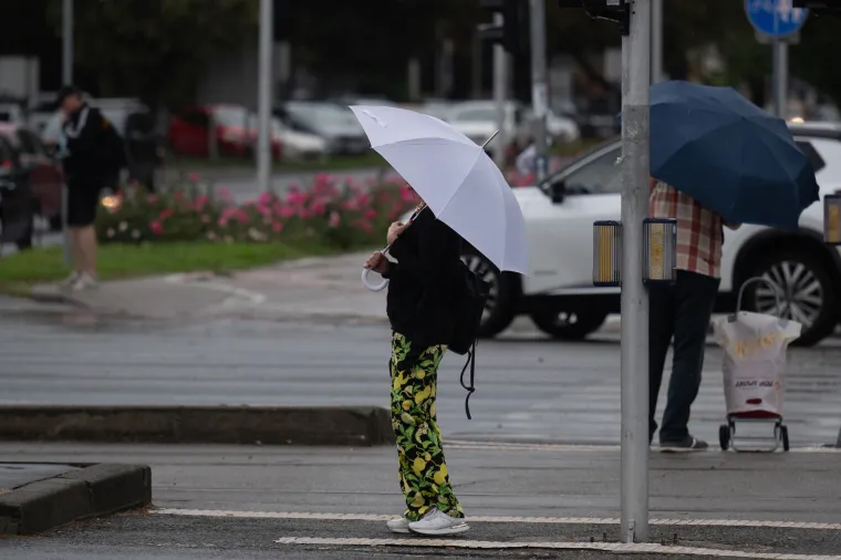 U moru ki&scaron;obrana istaknula se ona: Zagrepčanka u bijeloj suknji i crno-bijelim &scaron;tiklama pravi je modni pogodak