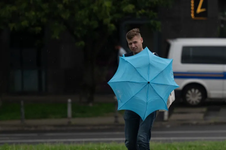 U moru ki&scaron;obrana istaknula se ona: Zagrepčanka u bijeloj suknji i crno-bijelim &scaron;tiklama pravi je modni pogodak