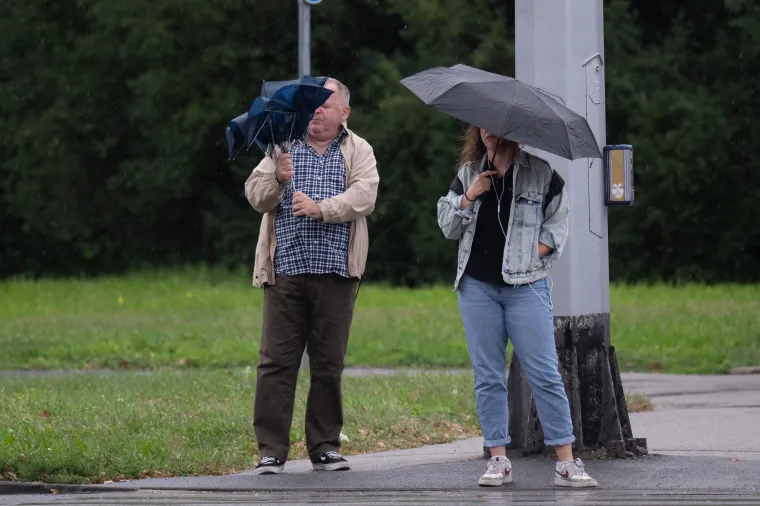 U moru ki&scaron;obrana istaknula se ona: Zagrepčanka u bijeloj suknji i crno-bijelim &scaron;tiklama pravi je modni pogodak