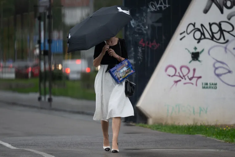 U moru kišobrana istaknula se ona: Zagrepčanka u bijeloj suknji i crno-bijelim štiklama pravi je modni pogodak