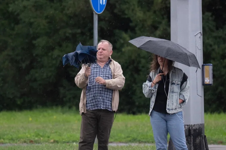 U moru ki&scaron;obrana istaknula se ona: Zagrepčanka u bijeloj suknji i crno-bijelim &scaron;tiklama pravi je modni pogodak