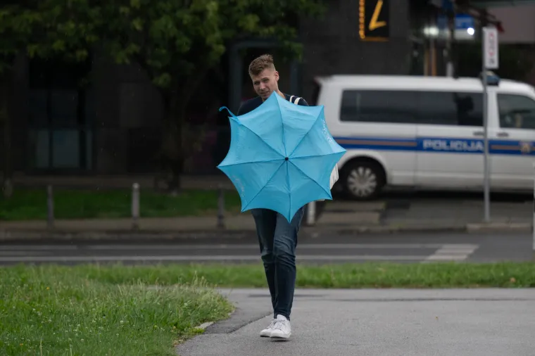 U moru ki&scaron;obrana istaknula se ona: Zagrepčanka u bijeloj suknji i crno-bijelim &scaron;tiklama pravi je modni pogodak