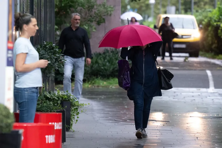 U moru ki&scaron;obrana istaknula se ona: Zagrepčanka u bijeloj suknji i crno-bijelim &scaron;tiklama pravi je modni pogodak