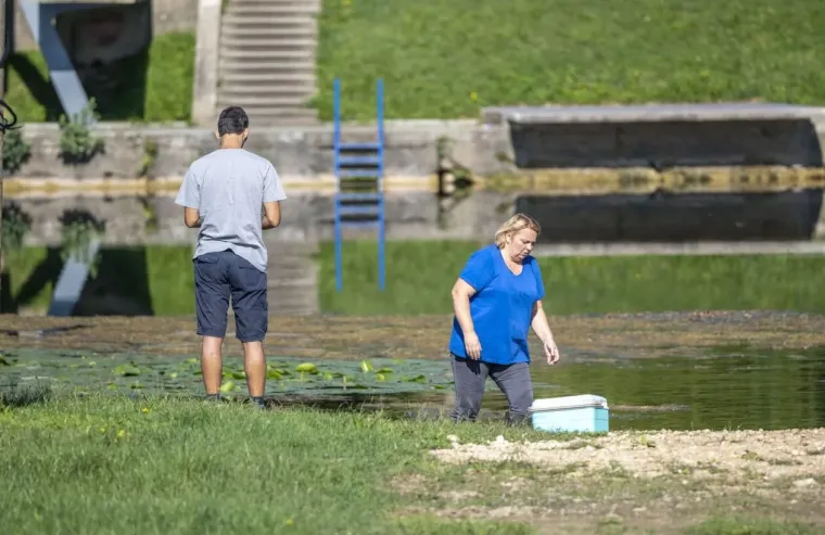 Korana je prekrasna, ali ova plavuša u crvenom bacila ju je u potpuno sporedni plan