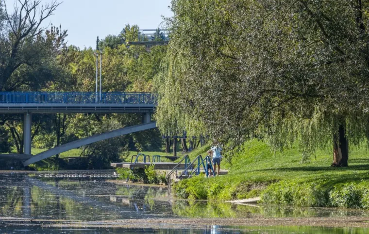 Korana je prekrasna, ali ova plavu&scaron;a u crvenom bacila ju je u potpuno sporedni plan