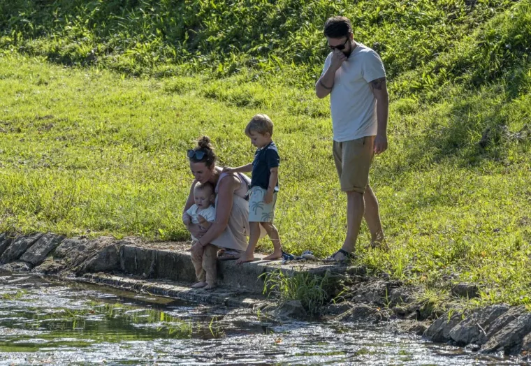 Korana je prekrasna, ali ova plavu&scaron;a u crvenom bacila ju je u potpuno sporedni plan