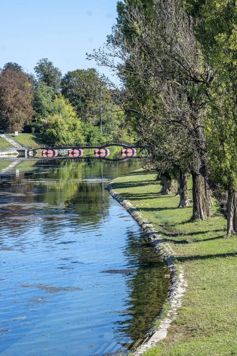 Korana je prekrasna, ali ova plavu&scaron;a u crvenom bacila ju je u potpuno sporedni plan