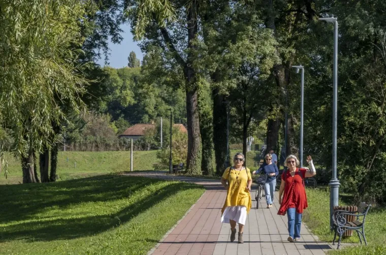 Korana je prekrasna, ali ova plavu&scaron;a u crvenom bacila ju je u potpuno sporedni plan