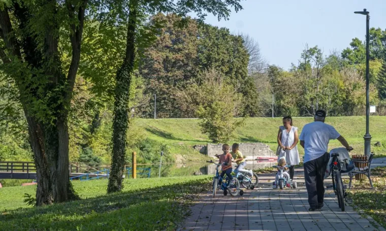 Korana je prekrasna, ali ova plavu&scaron;a u crvenom bacila ju je u potpuno sporedni plan