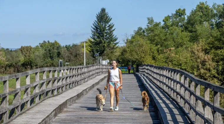 Korana je prekrasna, ali ova plavuša u crvenom bacila ju je u potpuno sporedni plan
