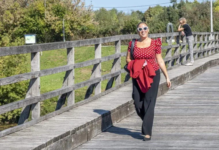 Korana je prekrasna, ali ova plavuša u crvenom bacila ju je u potpuno sporedni plan