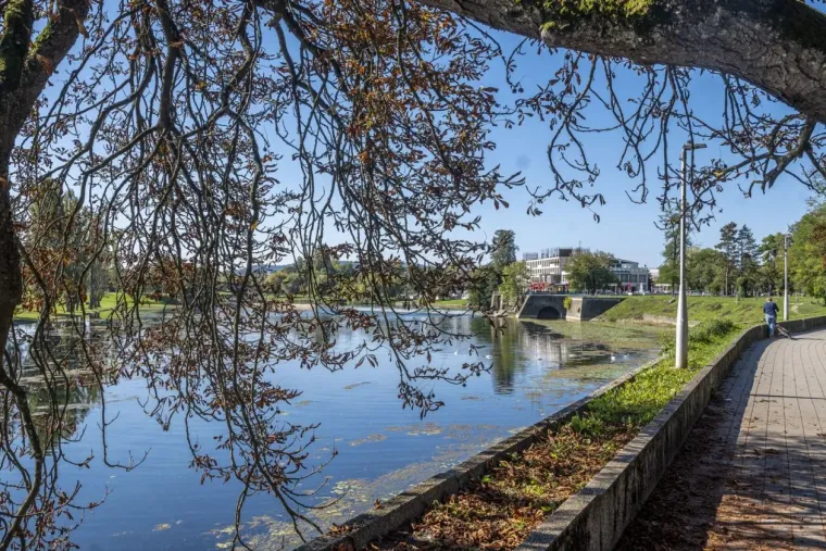 Korana je prekrasna, ali ova plavu&scaron;a u crvenom bacila ju je u potpuno sporedni plan