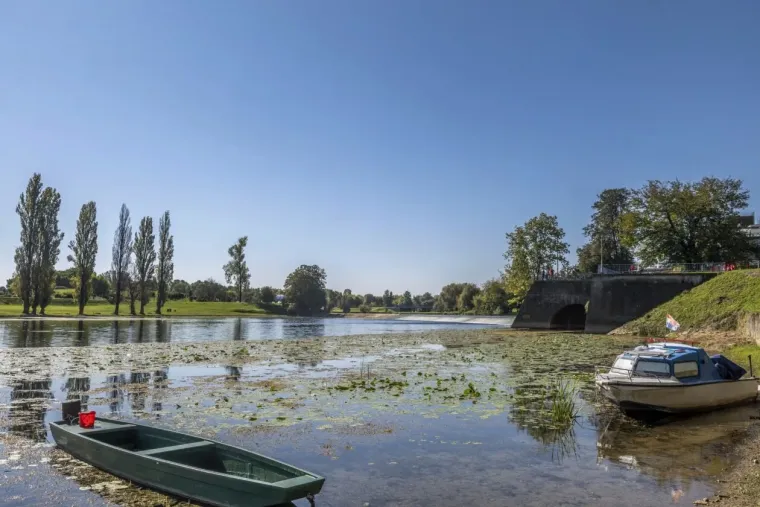 Korana je prekrasna, ali ova plavu&scaron;a u crvenom bacila ju je u potpuno sporedni plan