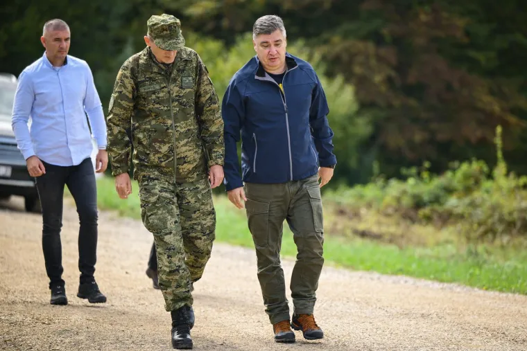 Hrvatska vojska pokazala snagu na poligonu kod Slunja: Milanović i ministri sve pozorno pratili
