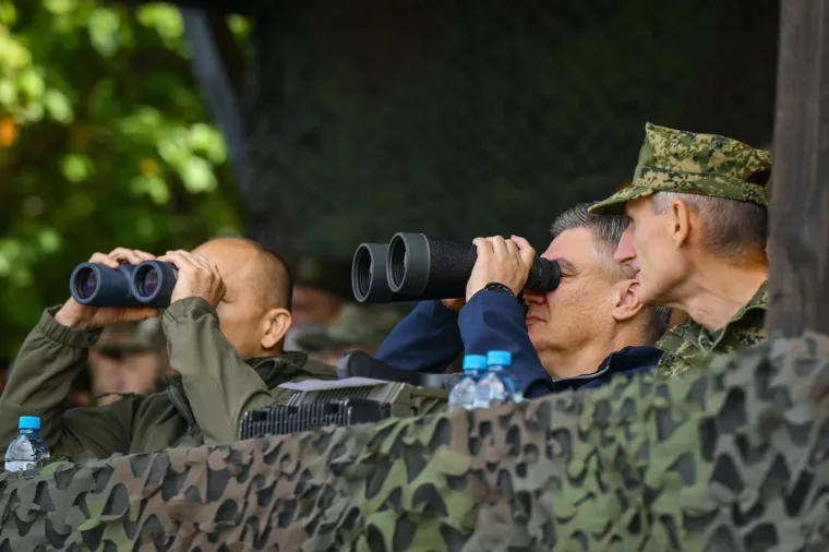 Hrvatska vojska pokazala snagu na poligonu kod Slunja: Milanović i ministri sve pozorno pratili