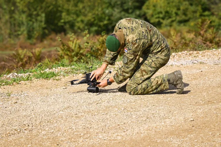 Hrvatska vojska pokazala snagu na poligonu kod Slunja: Milanović i ministri sve pozorno pratili