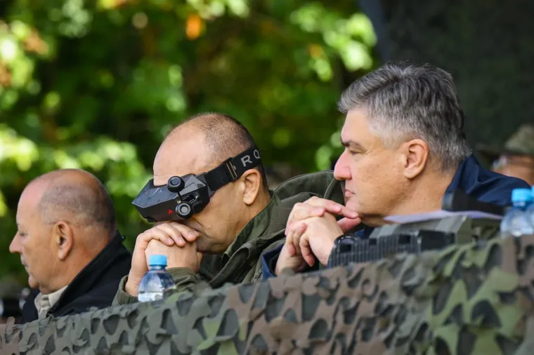 Hrvatska vojska pokazala snagu na poligonu kod Slunja: Milanović i ministri sve pozorno pratili
