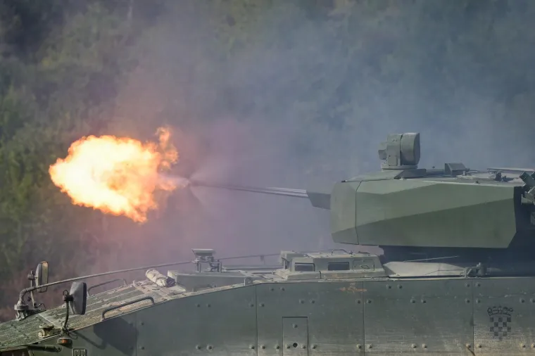 Hrvatska vojska pokazala snagu na poligonu kod Slunja: Milanović i ministri sve pozorno pratili