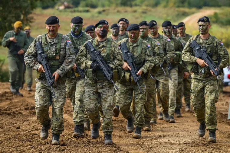 Hrvatska vojska pokazala snagu na poligonu kod Slunja: Milanović i ministri sve pozorno pratili