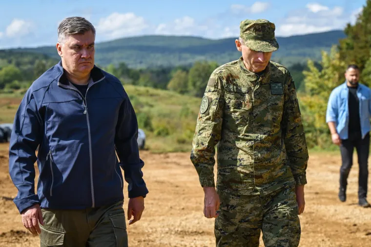 Hrvatska vojska pokazala snagu na poligonu kod Slunja: Milanović i ministri sve pozorno pratili