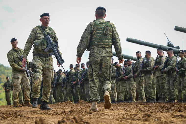 Hrvatska vojska pokazala snagu na poligonu kod Slunja: Milanović i ministri sve pozorno pratili