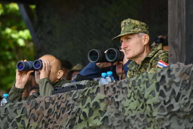 Hrvatska vojska pokazala snagu na poligonu kod Slunja: Milanović i ministri sve pozorno pratili