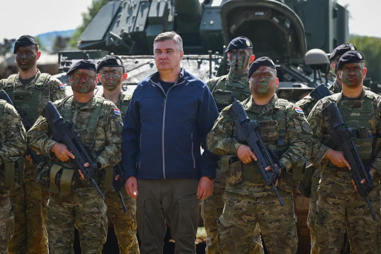 Hrvatska vojska pokazala snagu na poligonu kod Slunja: Milanović i ministri sve pozorno pratili
