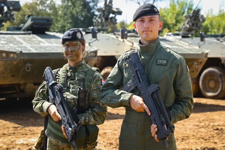 Hrvatska vojska pokazala snagu na poligonu kod Slunja: Milanović i ministri sve pozorno pratili