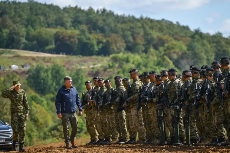 Hrvatska vojska pokazala snagu na poligonu kod Slunja: Milanović i ministri sve pozorno pratili