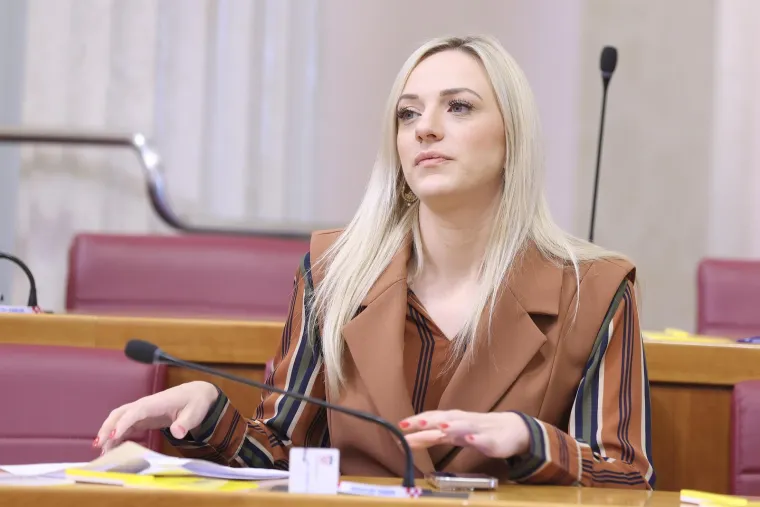 Ona nije samo političarka: Sanda Livia Maduna uspješna je u svemu - od kozmetike do sporta