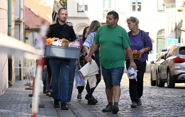 Krvavih ruku s krvavim igračkama stali pred Vladu i pozvali na prekid suradnje s izraelskom kompanijom