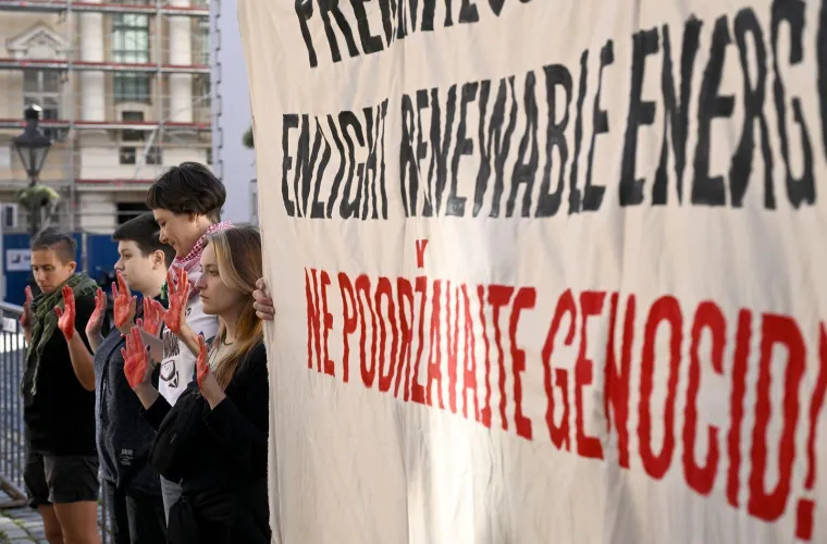 Krvavih ruku s krvavim igračkama stali pred Vladu i pozvali na prekid suradnje s izraelskom kompanijom