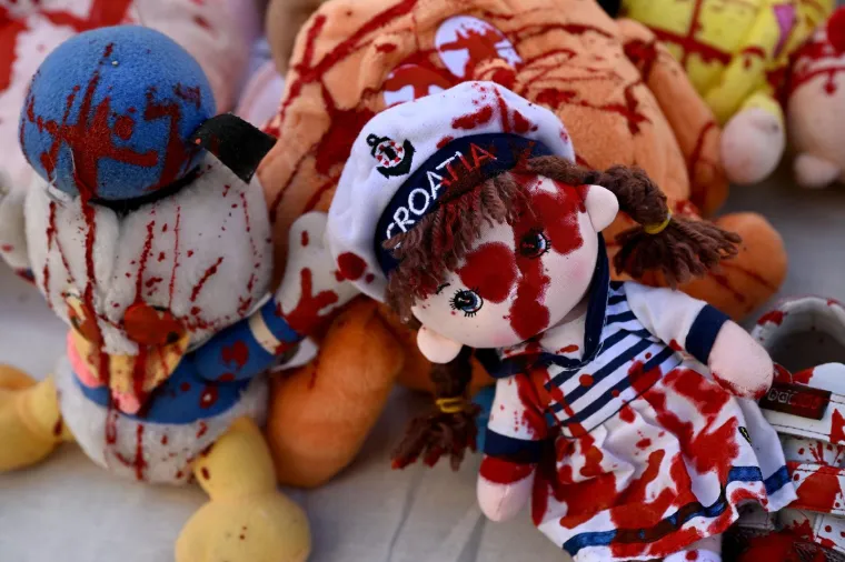 Krvavih ruku s krvavim igračkama stali pred Vladu i pozvali na prekid suradnje s izraelskom kompanijom