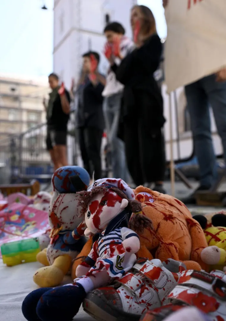 Krvavih ruku s krvavim igračkama stali pred Vladu i pozvali na prekid suradnje s izraelskom kompanijom