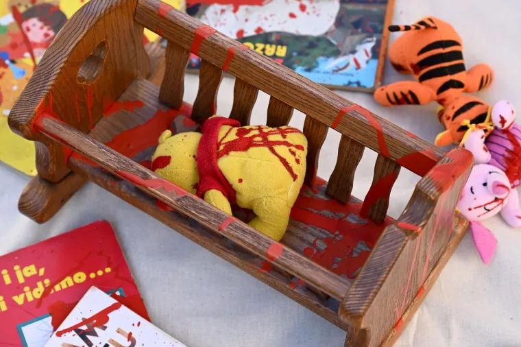 Krvavih ruku s krvavim igračkama stali pred Vladu i pozvali na prekid suradnje s izraelskom kompanijom