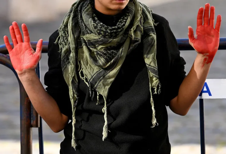 Krvavih ruku s krvavim igračkama stali pred Vladu i pozvali na prekid suradnje s izraelskom kompanijom