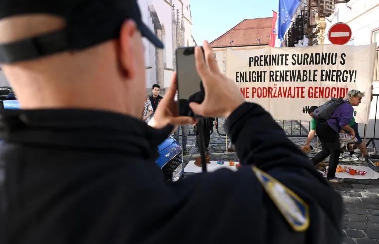 Krvavih ruku s krvavim igračkama stali pred Vladu i pozvali na prekid suradnje s izraelskom kompanijom