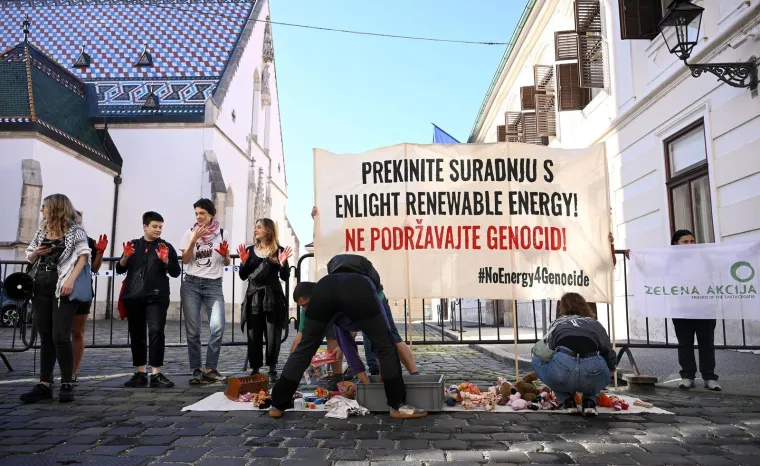 Krvavih ruku s krvavim igračkama stali pred Vladu i pozvali na prekid suradnje s izraelskom kompanijom