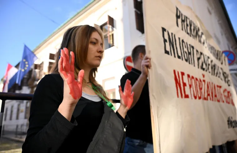 Krvavih ruku s krvavim igračkama stali pred Vladu i pozvali na prekid suradnje s izraelskom kompanijom