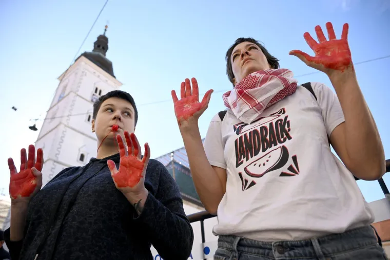 Krvavih ruku s krvavim igračkama stali pred Vladu i pozvali na prekid suradnje s izraelskom kompanijom