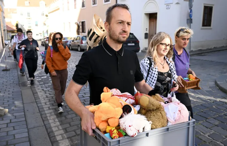 Krvavih ruku s krvavim igračkama stali pred Vladu i pozvali na prekid suradnje s izraelskom kompanijom