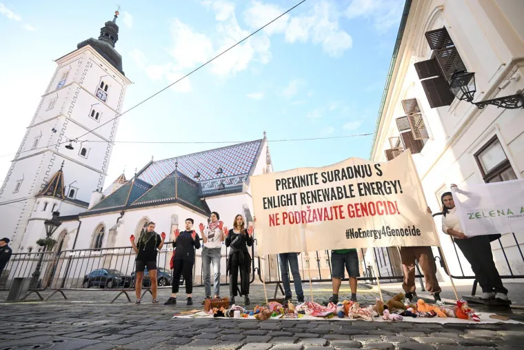 Krvavih ruku s krvavim igračkama stali pred Vladu i pozvali na prekid suradnje s izraelskom kompanijom
