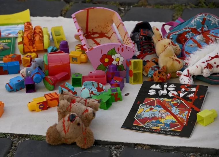 Krvavih ruku s krvavim igračkama stali pred Vladu i pozvali na prekid suradnje s izraelskom kompanijom