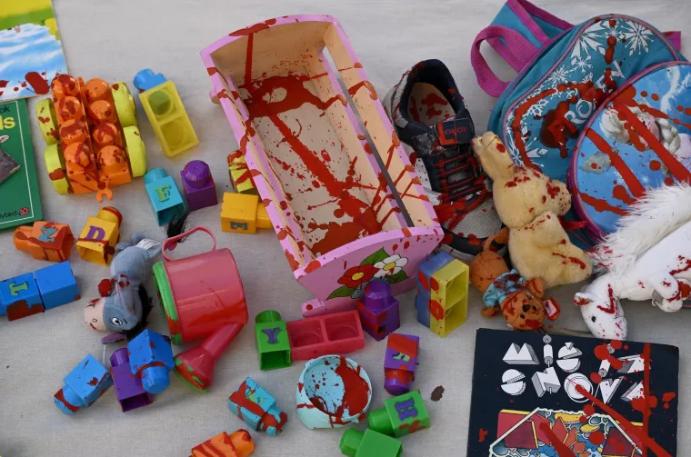 Krvavih ruku s krvavim igračkama stali pred Vladu i pozvali na prekid suradnje s izraelskom kompanijom