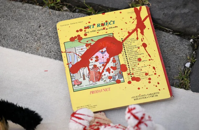 Krvavih ruku s krvavim igračkama stali pred Vladu i pozvali na prekid suradnje s izraelskom kompanijom