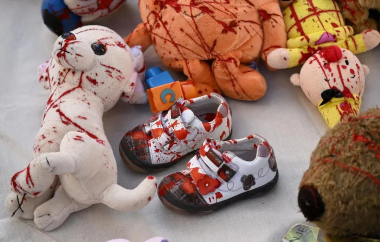 Krvavih ruku s krvavim igračkama stali pred Vladu i pozvali na prekid suradnje s izraelskom kompanijom