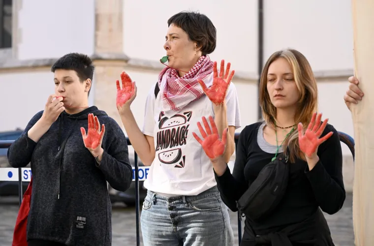 Krvavih ruku s krvavim igračkama stali pred Vladu i pozvali na prekid suradnje s izraelskom kompanijom